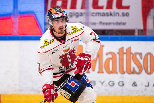 Örebros Marcus Björk  i ishockeymatchen i SHL mellan Mora