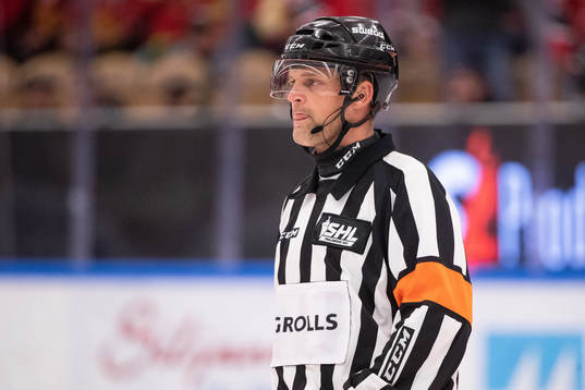 Domare Mikael Sjökvist i ishockeymatchen i SHL mellan Mora