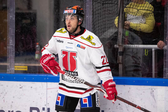 Örebros Jonathan Andersson  i ishockeymatchen i SHL mellan