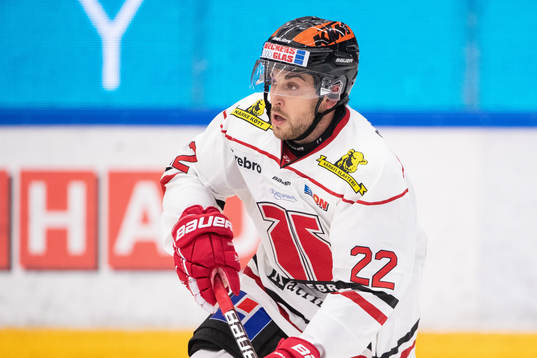 Örebros Jonathan Andersson  i ishockeymatchen i SHL mellan