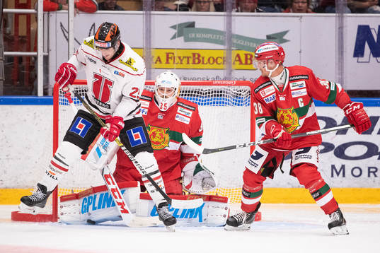 Örebros Anton Hedman framför Moras målvakt Christian
