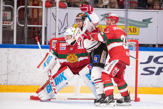 Örebros Jordan Boucher framför Moras målvakt Christian