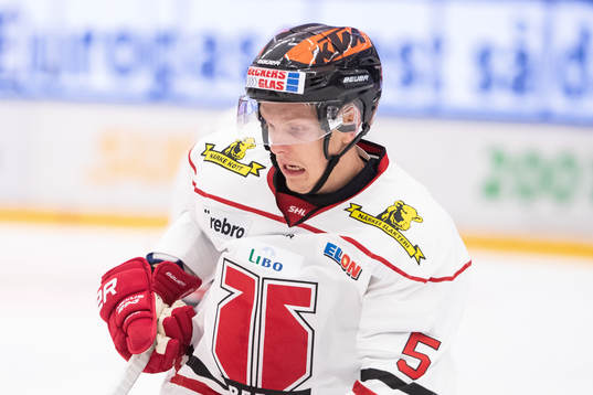 Örebros Gustav Backström  i ishockeymatchen i SHL mellan