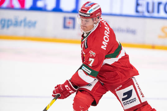 Moras Erlend Lesund  i ishockeymatchen i SHL mellan Mora