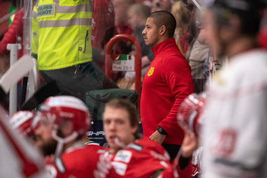 Moras fystränare Philip Wärmegård  i ishockeymatchen i