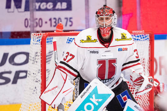 Örebros målvakt Eero Kilpeläinen  i ishockeymatchen i