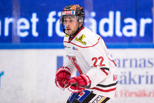 Örebros Jonathan Andersson  i ishockeymatchen i SHL mellan