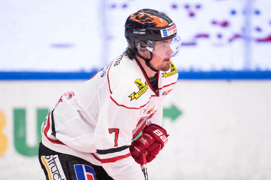 Örebros Marcus Björk  i ishockeymatchen i SHL mellan Mora