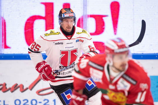 Örebros Kalle Olsson  i ishockeymatchen i SHL mellan Mora