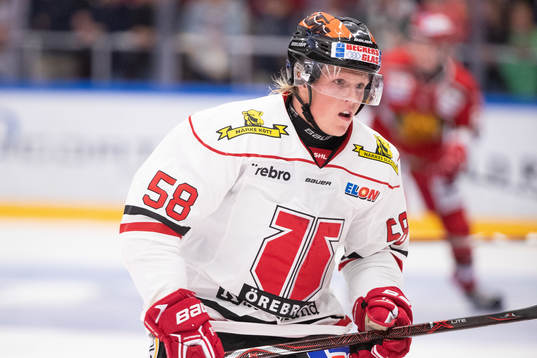 Örebros Anton Johansson i ishockeymatchen i SHL mellan