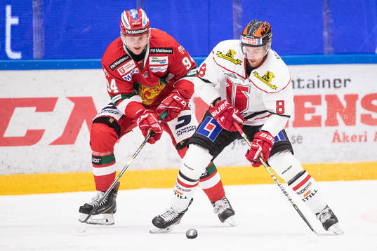 Moras Sebastian Hartmann och Örebros Tyson Spink  i