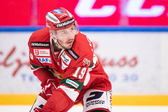 Moras John Persson  i ishockeymatchen i SHL mellan Mora och