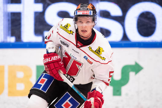 Örebros Gustav Backström  i ishockeymatchen i SHL mellan