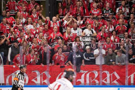 Örebros klacken jublar i ishockeymatchen i SHL mellan Mora