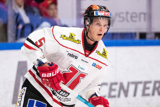 Örebros Gustav Backström  i ishockeymatchen i SHL mellan