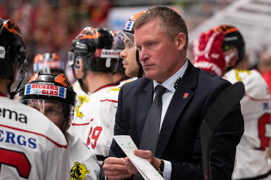 Örebros tränare Niklas Sundblad  i ishockeymatchen i SHL