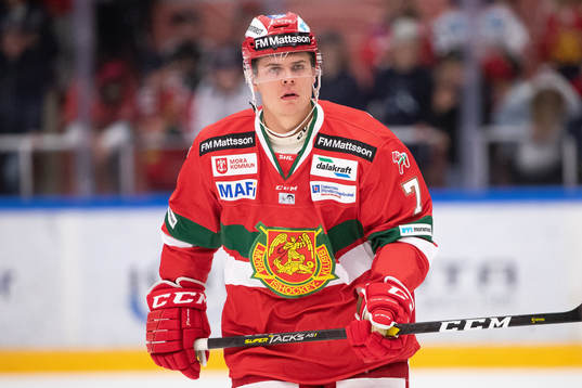 Moras Erlend Lesund  i ishockeymatchen i SHL mellan Mora