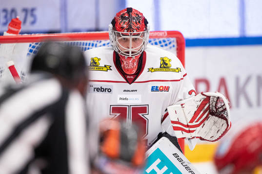 Örebros målvakt Eero Kilpeläinen  i ishockeymatchen i