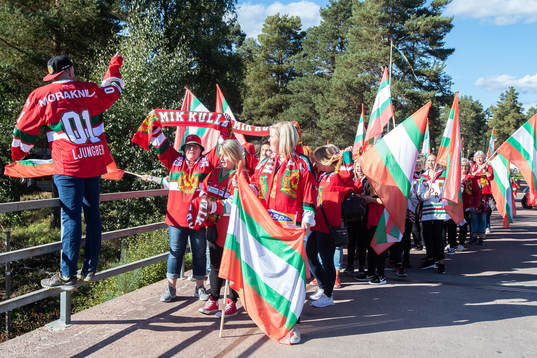 Moras supporters