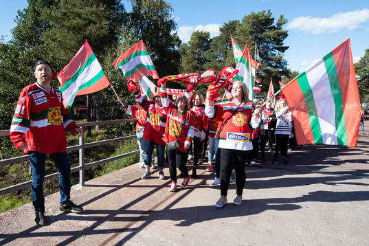 Moras supporters