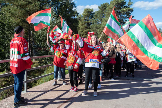 Moras supporters