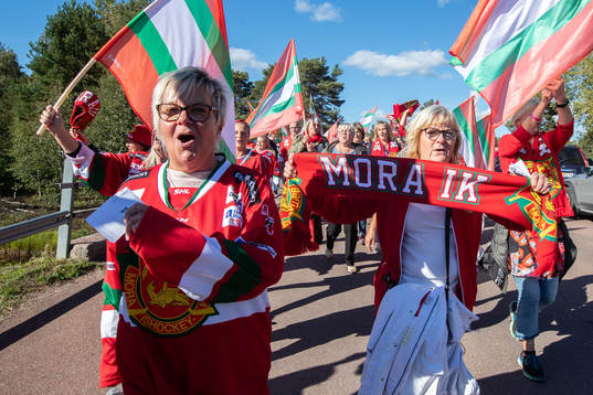 Moras supporters