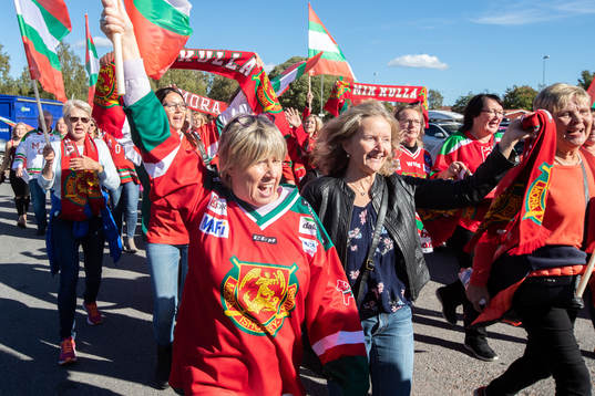Moras supporters