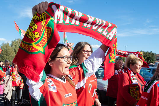 Moras supporters