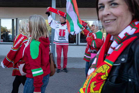 Moras supporters