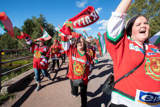 Moras supporters