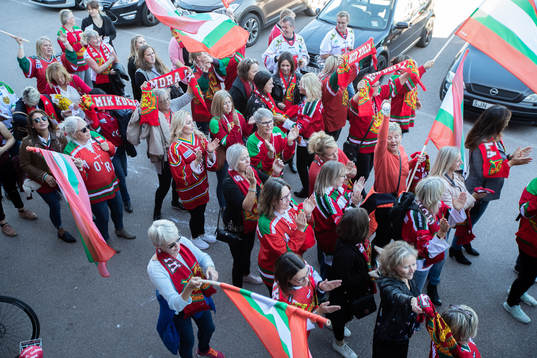 Moras supporters