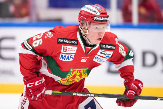 Moras Anton Schagerberg i ishockeymatchen i SHL mellan Mora