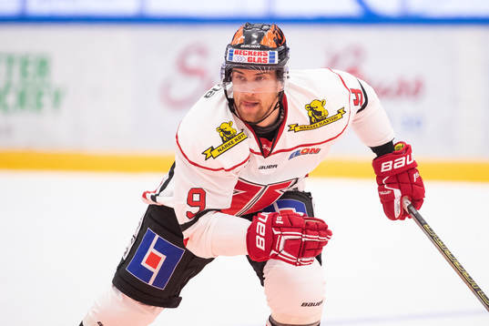 Örebros Tylor Spink  i ishockeymatchen i SHL mellan Mora