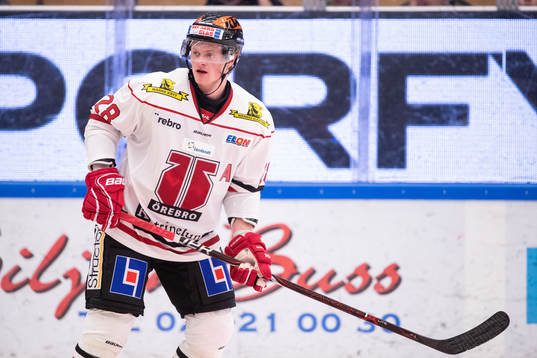 Örebros Linus Arnesson  i ishockeymatchen i SHL mellan