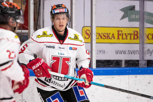 Örebros Gustav Backström  i ishockeymatchen i SHL mellan