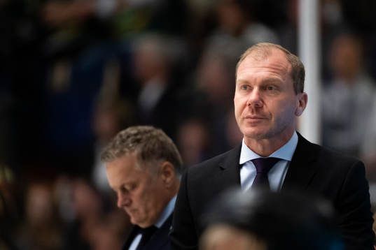 s tränare Johan Lindbom deppar