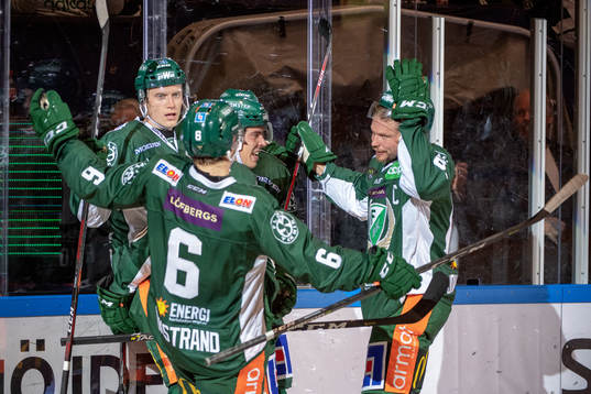 Färjestads Johan Ryno jublar med lagkamrater