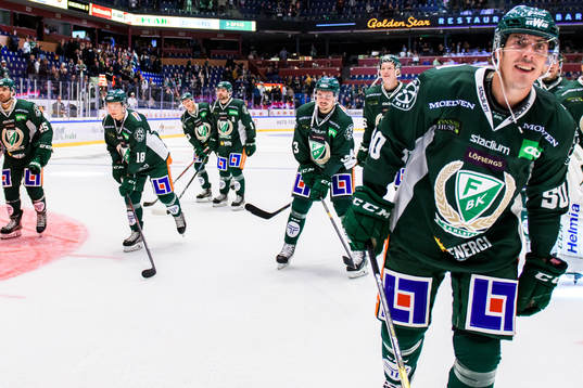 Färjestads spelare jublar och tackar publiken