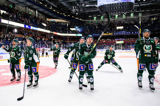 Färjestads spelare jublar och tackar publiken