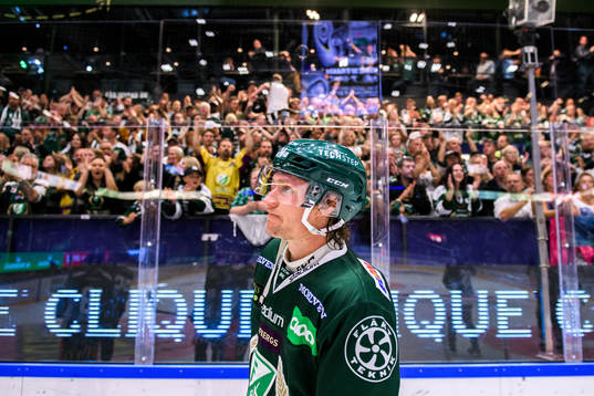 Färjestads Jesper Olofsson jublar och tackar publiken