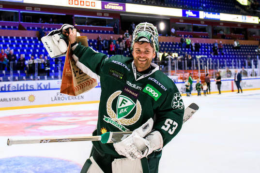 Färjestads målvakt Markus Svensson jublar