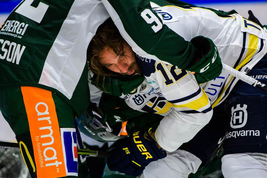 s Andreas Thuresson i en fight med Färjestads Gustav