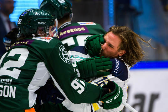 s Andreas Thuresson i en fight med Färjestads Gustav