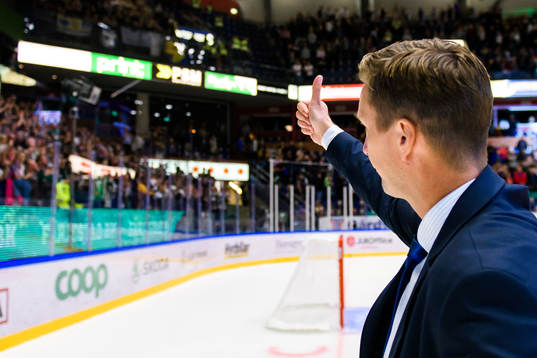 Färjestads tränare Johan Pennerborn gör tummen upp till
