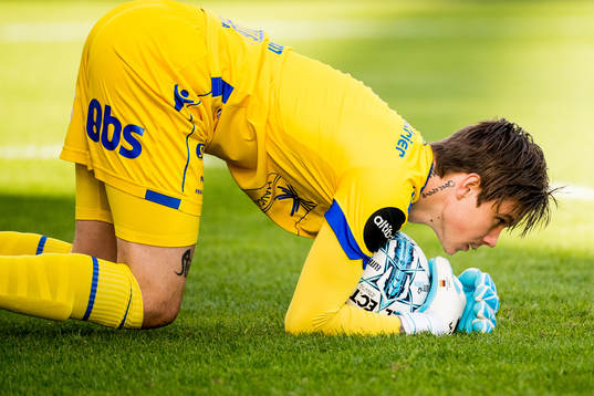 Goalkeeper Per Kristian Bråtveit of Haugesund