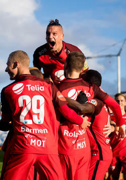 Kristoffer Barmen and Vito Wormgoor of Brann celebrates