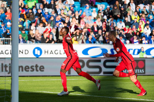 Daouda Bamba and Kristoffer Barmen of Brann celebrate