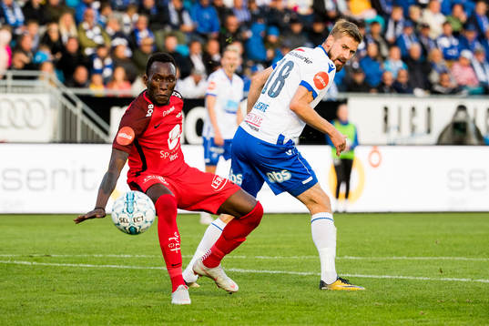 Daouda Bamba of Brann and Vegard Skjerve of Haugesund