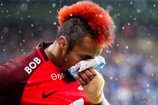 Bismar Acosta of Brann with an injury