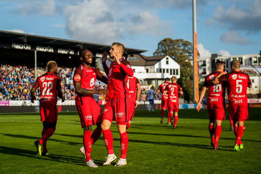 Gilli Rolantsson of Brann celebrates with Daouda Bamba of